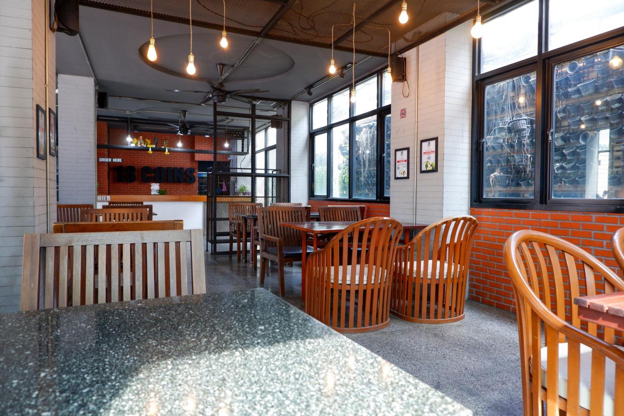 18 Coins Cafe&hostel Hotel
